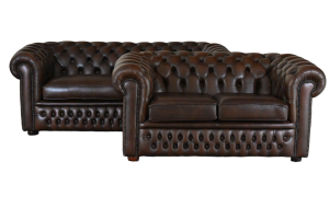 Combinatie van klassieke stijl en modern comfort, deze full-size Chesterfield set. Stevige rugleuning, middelharde zitkussens, en hoogwaardige afwerking.245124+245125