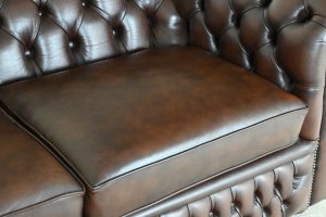 Combinatie van klassieke stijl en modern comfort, deze full-size Chesterfield set. Stevige rugleuning, middelharde zitkussens, en hoogwaardige afwerking.245124+245125