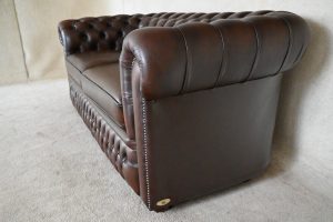 Combinatie van klassieke stijl en modern comfort, deze full-size Chesterfield set. Stevige rugleuning, middelharde zitkussens, en hoogwaardige afwerking.245124+245125