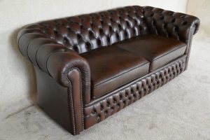 Combinatie van klassieke stijl en modern comfort, deze full-size Chesterfield set. Stevige rugleuning, middelharde zitkussens, en hoogwaardige afwerking.245124+245125