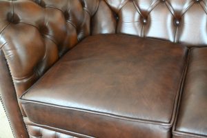 Combinatie van klassieke stijl en modern comfort, deze full-size Chesterfield set. Stevige rugleuning, middelharde zitkussens, en hoogwaardige afwerking.245124+245125