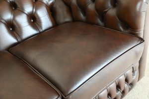 Combinatie van klassieke stijl en modern comfort, deze full-size Chesterfield set. Stevige rugleuning, middelharde zitkussens, en hoogwaardige afwerking.245124+245125