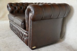 Combinatie van klassieke stijl en modern comfort, deze full-size Chesterfield set. Stevige rugleuning, middelharde zitkussens, en hoogwaardige afwerking.245124+245125