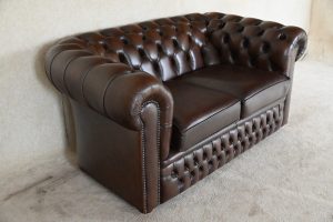 Combinatie van klassieke stijl en modern comfort, deze full-size Chesterfield set. Stevige rugleuning, middelharde zitkussens, en hoogwaardige afwerking.245124+245125