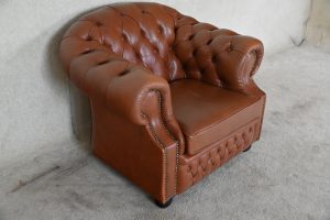 Een elegante Windsor Lowback Chesterfield, uitgevoerd in luxe Old English leder. #245129