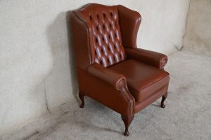 Ontdek deze unieke Chesterfield oorfauteuil in de speciale kleur Wood Burner. Een jonge, gebruikte tweedehands met medium-harde rug en zachte zitting. #245130