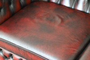 Royale Chesterfield 2½-zits bank in klassiek antiek rood. Stevige rugleuning, comfortabele zitkussens. #245144