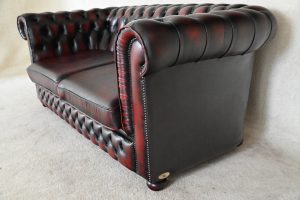 Royale Chesterfield 2½-zits bank in klassiek antiek rood. Stevige rugleuning, comfortabele zitkussens. #245144