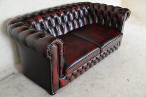 Royale Chesterfield 2½-zits bank in klassiek antiek rood. Stevige rugleuning, comfortabele zitkussens. #245144