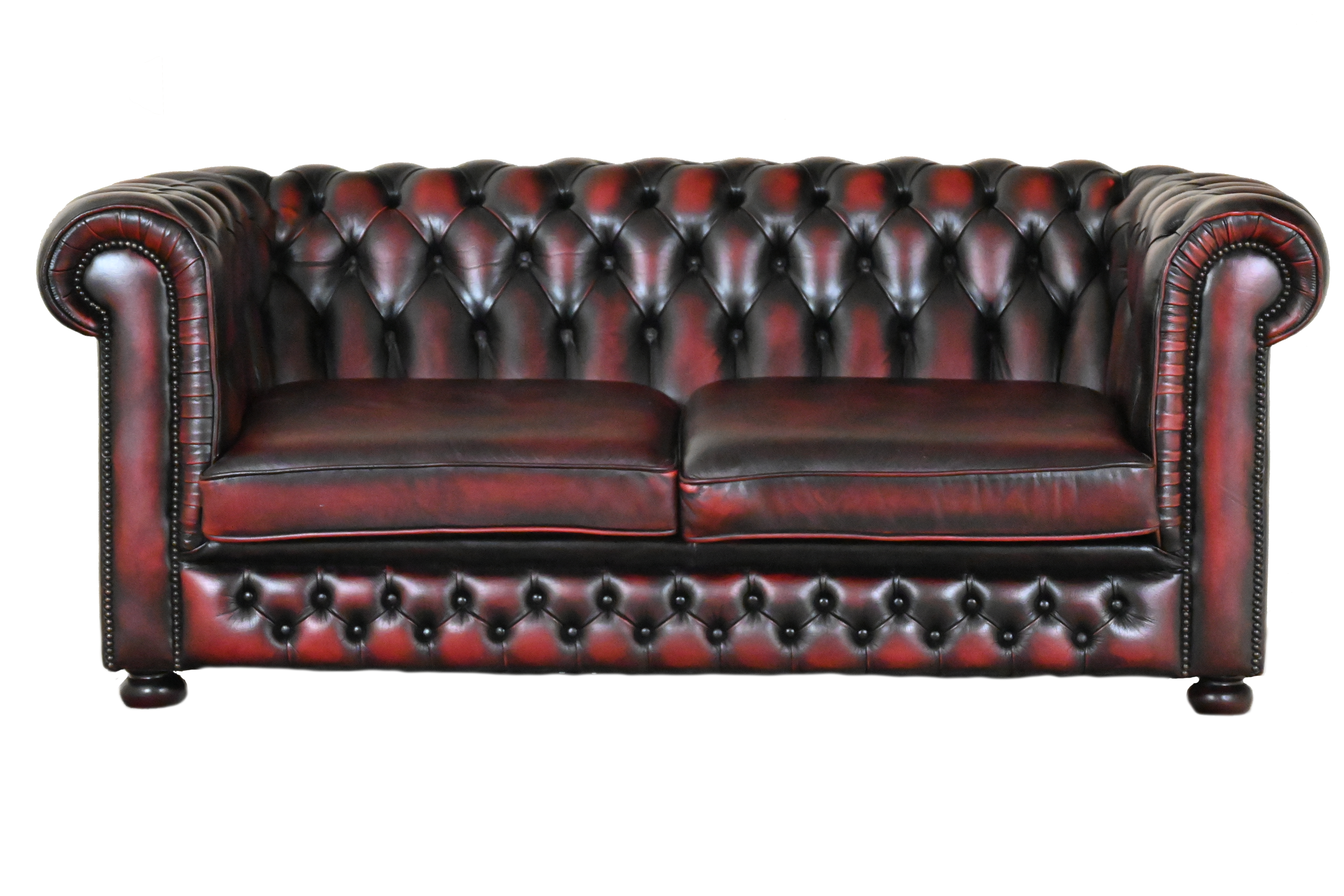 Royale Chesterfield 2½-zits bank in klassiek antiek rood. Stevige rugleuning, comfortabele zitkussens. #245144