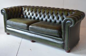 Ontdek de luxe van onze 3-zits Chesterfield bank in Olive Green. Een tijdloos design met optimaal zitcomfort en duurzame kwaliteit.#14215