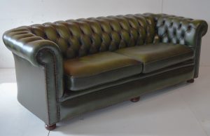 Ontdek de luxe van onze 3-zits Chesterfield bank in Olive Green. Een tijdloos design met optimaal zitcomfort en duurzame kwaliteit.#14215