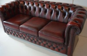 Ontdek de compacte 3-zits Chesterfield bank in Antique Red. Gemaakt van hoogwaardig leer. Tijdloos design #14218