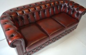 Ontdek de compacte 3-zits Chesterfield bank in Antique Red. Gemaakt van hoogwaardig leer. Tijdloos design #14218