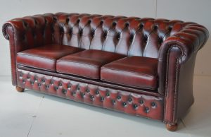 Ontdek de compacte 3-zits Chesterfield bank in Antique Red. Gemaakt van hoogwaardig leer. Tijdloos design #14218