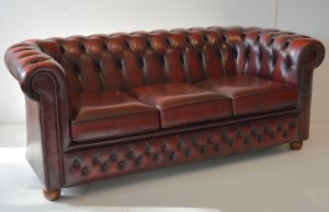 Ontdek de compacte 3-zits Chesterfield bank in Antique Red. Gemaakt van hoogwaardig leer. Tijdloos design #14218