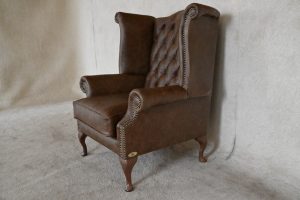 Ontdek de High Class Scroll Wingchair Collection actie met tijdloze Chesterfield oorfauteuils in luxe leer in de kleur Vintage Tobacco