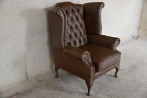 Ontdek de High Class Scroll Wingchair Collection actie met tijdloze Chesterfield oorfauteuils in luxe leer in de kleur Vintage Tobacco