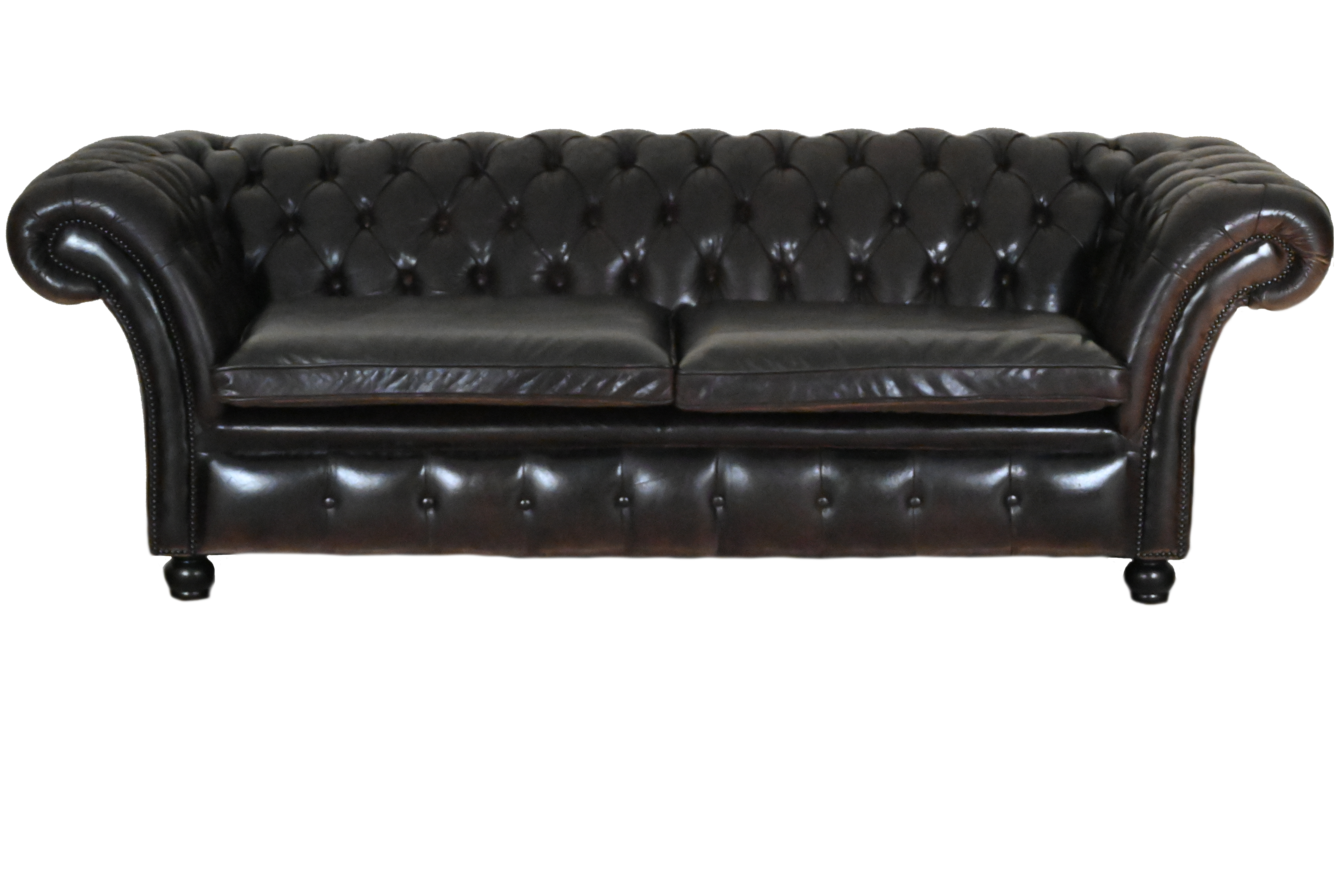 Ontdek deze authentieke vintage Chesterfield 3-zitsbank in diep donkerbruin. Met zichtbaar karakter, vernieuwde zitkussens en zacht comfort.#244939