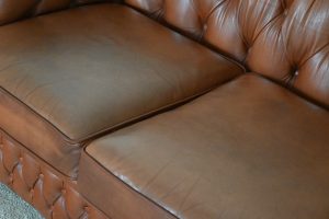 Ontdek de klassieke Chesterfield bank Windsor met hoger geveerde rugleuning voor ultiem comfort. Uitgevoerd in lichte tabak, in prima staat.#245128