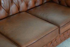 Ontdek de klassieke Chesterfield bank Windsor met hoger geveerde rugleuning voor ultiem comfort. Uitgevoerd in lichte tabak, in prima staat.#245128