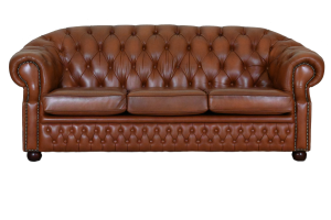 Ontdek de klassieke Chesterfield bank Windsor met hoger geveerde rugleuning voor ultiem comfort. Uitgevoerd in lichte tabak, in prima staat.#245128