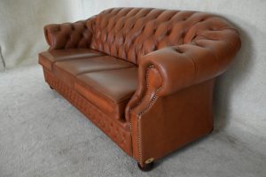 Ontdek de klassieke Chesterfield bank Windsor met hoger geveerde rugleuning voor ultiem comfort. Uitgevoerd in lichte tabak, in prima staat.#245128