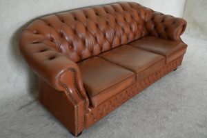 Ontdek de klassieke Chesterfield bank Windsor met hoger geveerde rugleuning voor ultiem comfort. Uitgevoerd in lichte tabak, in prima staat.#245128