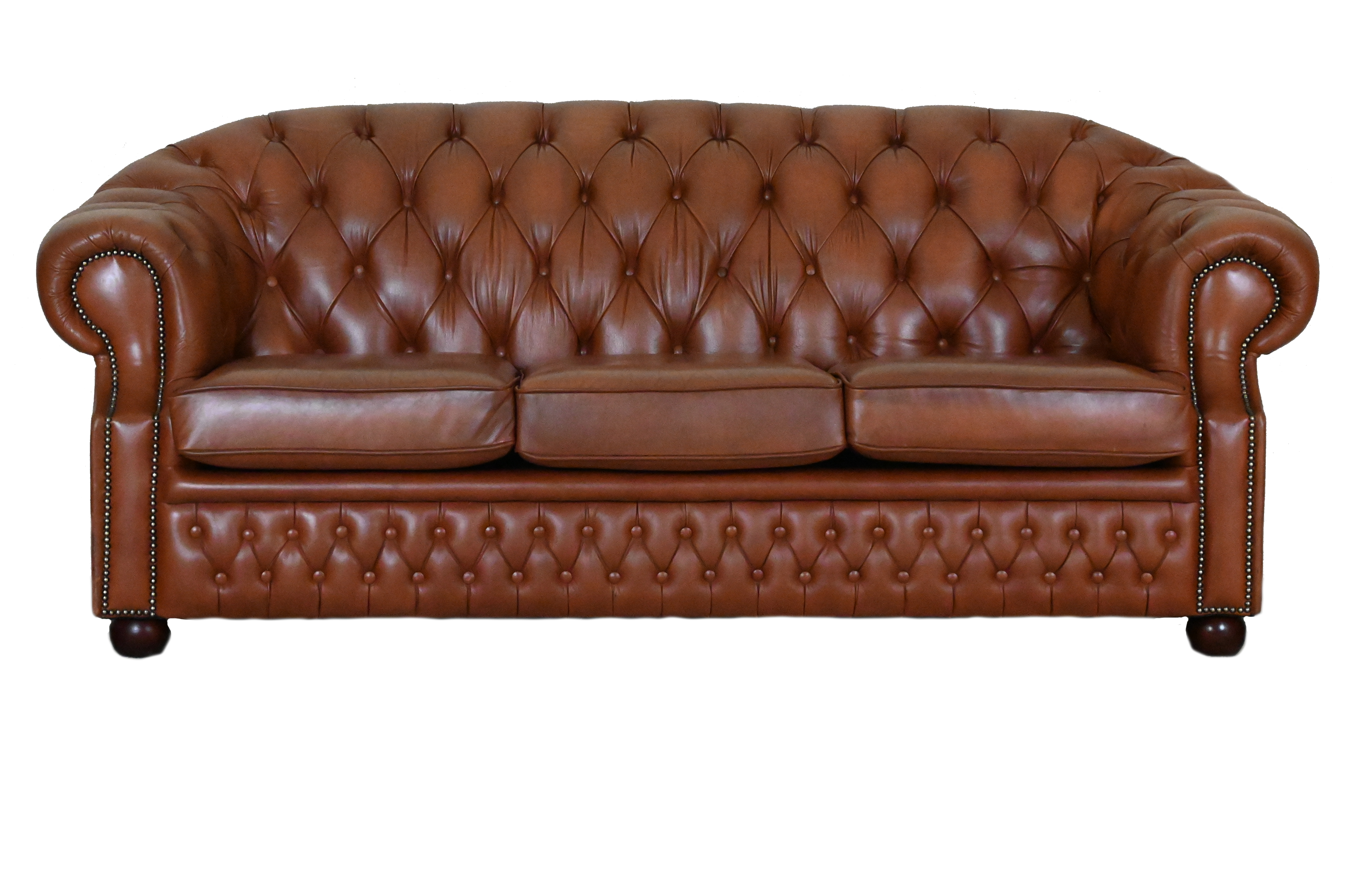 Ontdek de klassieke Chesterfield bank Windsor met hoger geveerde rugleuning voor ultiem comfort. Uitgevoerd in lichte tabak, in prima staat.#245128