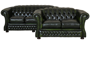 Ontdek deze klassieke Engelse Chesterfield banken met een kortere zit, medium tot stevige rugleuning en zachte fiber kussens. In goede conditie.245133+35