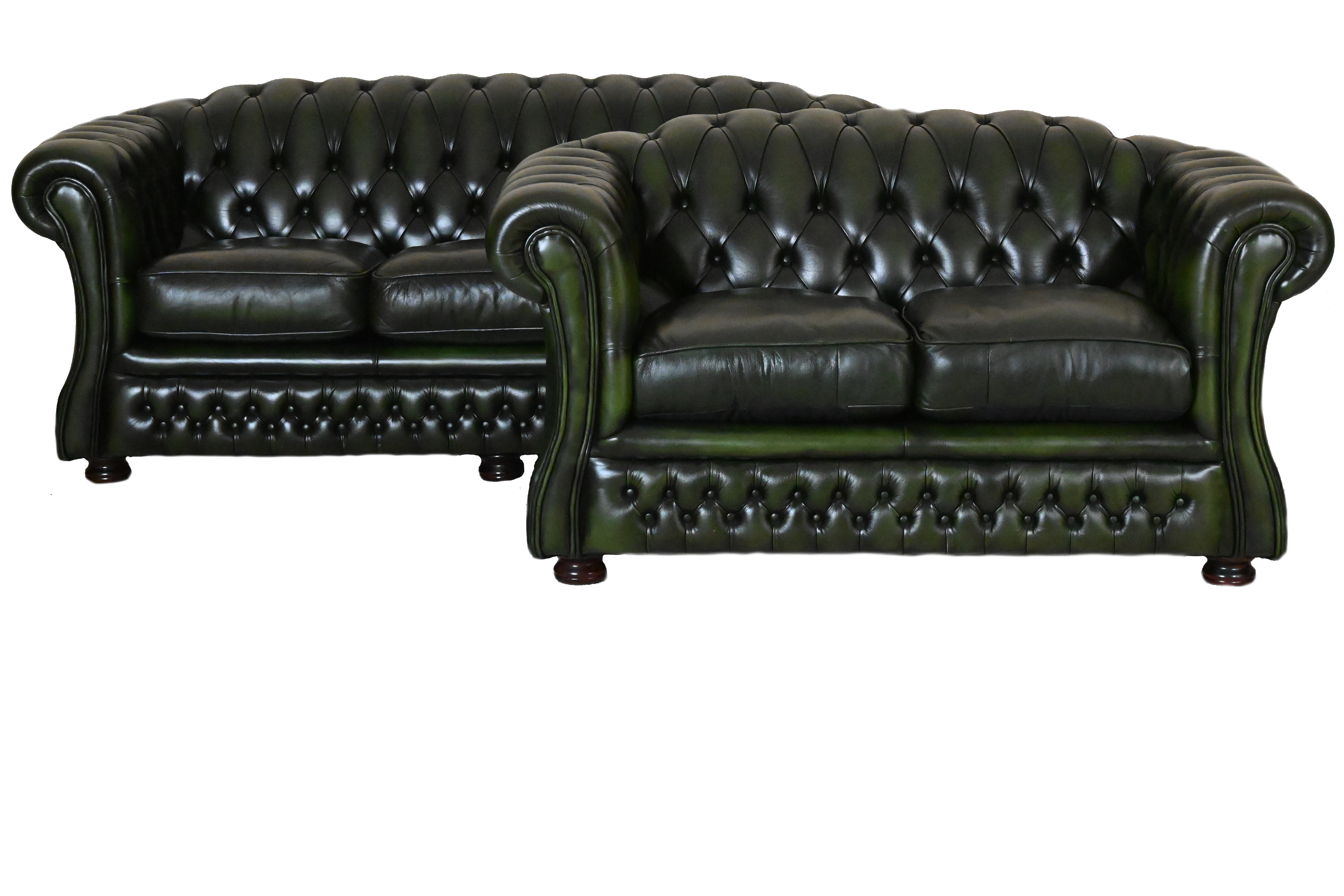 Ontdek deze klassieke Engelse Chesterfield banken met een kortere zit, medium tot stevige rugleuning en zachte fiber kussens. In goede conditie.245133+35