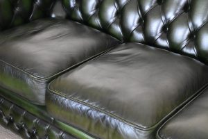 Ontdek deze klassieke Engelse Chesterfield banken met een kortere zit, medium tot stevige rugleuning en zachte fiber kussens. In goede conditie.245133+35