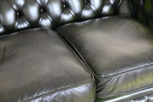 Ontdek deze klassieke Engelse Chesterfield banken met een kortere zit, medium tot stevige rugleuning en zachte fiber kussens. In goede conditie.245133+35