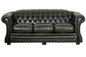 Ontdek deze klassieke Engelse Chesterfield banken met een kortere zit, medium tot stevige rugleuning en zachte fiber kussens. In goede conditie.245133+35