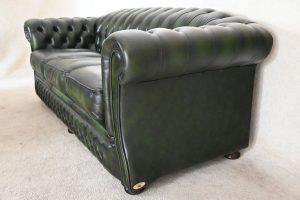 Ontdek deze klassieke Engelse Chesterfield banken met een kortere zit, medium tot stevige rugleuning en zachte fiber kussens. In goede conditie.245133+35