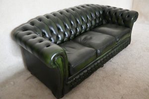 Ontdek deze klassieke Engelse Chesterfield banken met een kortere zit, medium tot stevige rugleuning en zachte fiber kussens. In goede conditie.245133+35