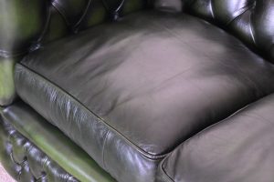 Ontdek deze klassieke Engelse Chesterfield banken met een kortere zit, medium tot stevige rugleuning en zachte fiber kussens. In goede conditie.245133+35