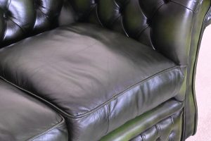 Ontdek deze klassieke Engelse Chesterfield banken met een kortere zit, medium tot stevige rugleuning en zachte fiber kussens. In goede conditie.245133+35