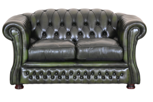 Ontdek deze klassieke Engelse Chesterfield banken met een kortere zit, medium tot stevige rugleuning en zachte fiber kussens. In goede conditie.245133+35