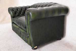 Ontdek deze klassieke Engelse Chesterfield banken met een kortere zit, medium tot stevige rugleuning en zachte fiber kussens. In goede conditie.245133+35