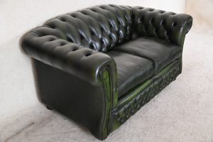 Ontdek deze klassieke Engelse Chesterfield banken met een kortere zit, medium tot stevige rugleuning en zachte fiber kussens. In goede conditie.245133+35