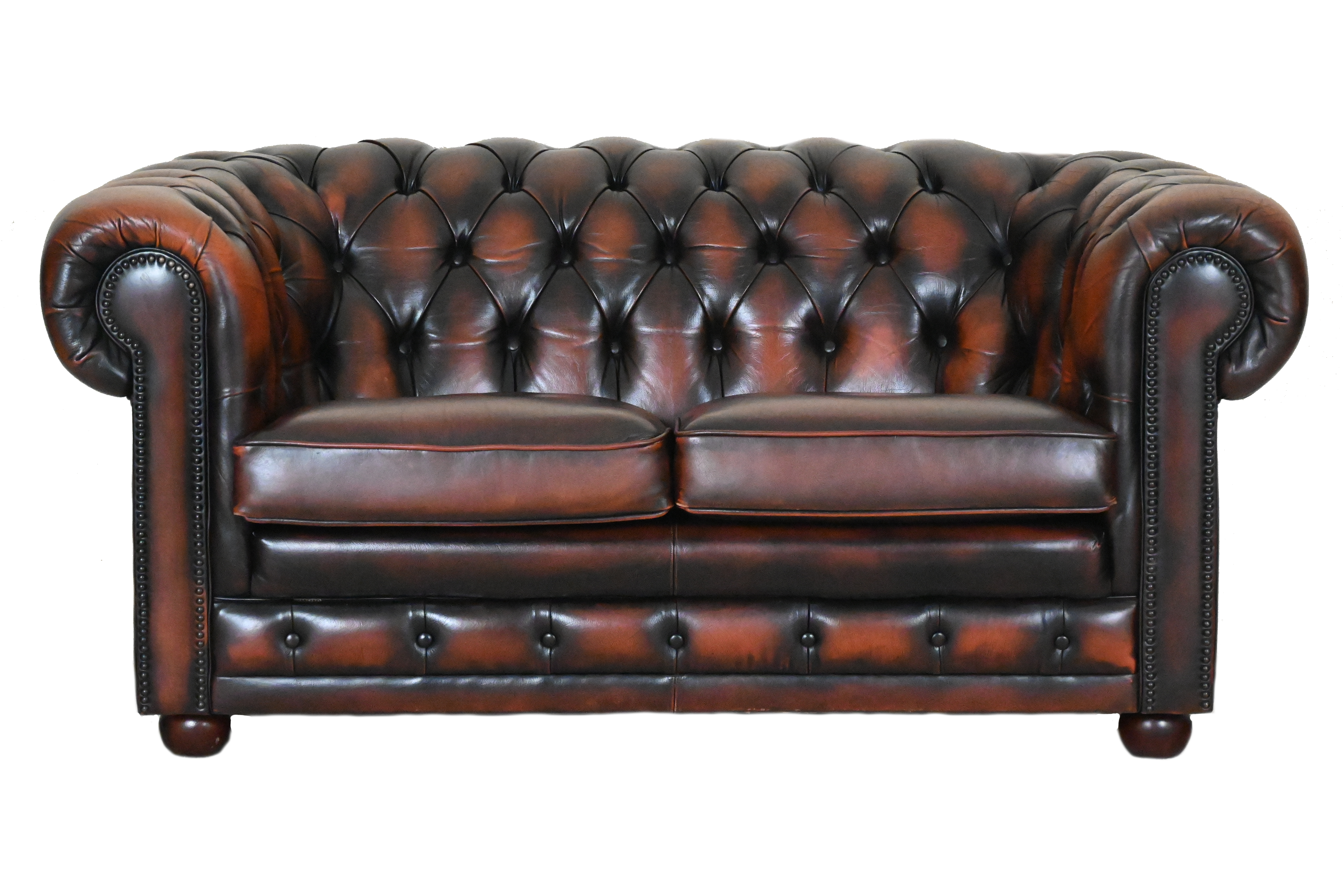 Ontdek de 2-zits Chesterfield bank model York: stevig zitcomfort, vrij zachte rugleuning, luxe "fishmouth" vering en elegant design. Inclusief garantie. #245163