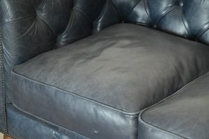 Ontdek deze  2½-zits Chesterfield bank model Jill. Eigentijds zitcomfort. Uitgevoerd in exclusief vintage leder Old English Ocean.#245165