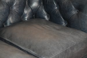 Ontdek deze  2½-zits Chesterfield bank model Jill. Eigentijds zitcomfort. Uitgevoerd in exclusief vintage leder Old English Ocean.#245165