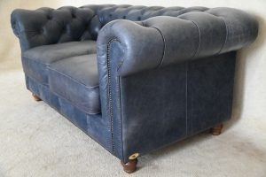 Ontdek deze  2½-zits Chesterfield bank model Jill. Eigentijds zitcomfort. Uitgevoerd in exclusief vintage leder Old English Ocean.#245165