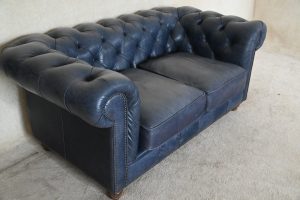 Ontdek deze  2½-zits Chesterfield bank model Jill. Eigentijds zitcomfort. Uitgevoerd in exclusief vintage leder Old English Ocean.#245165