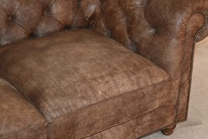 Luxe 3-zits Chesterfield bank model Jane in bijna nieuwstaat! Comfortabele zitkussens, in premium Cuba Salsa-leer. Zachte rug en zitkussens.#245166