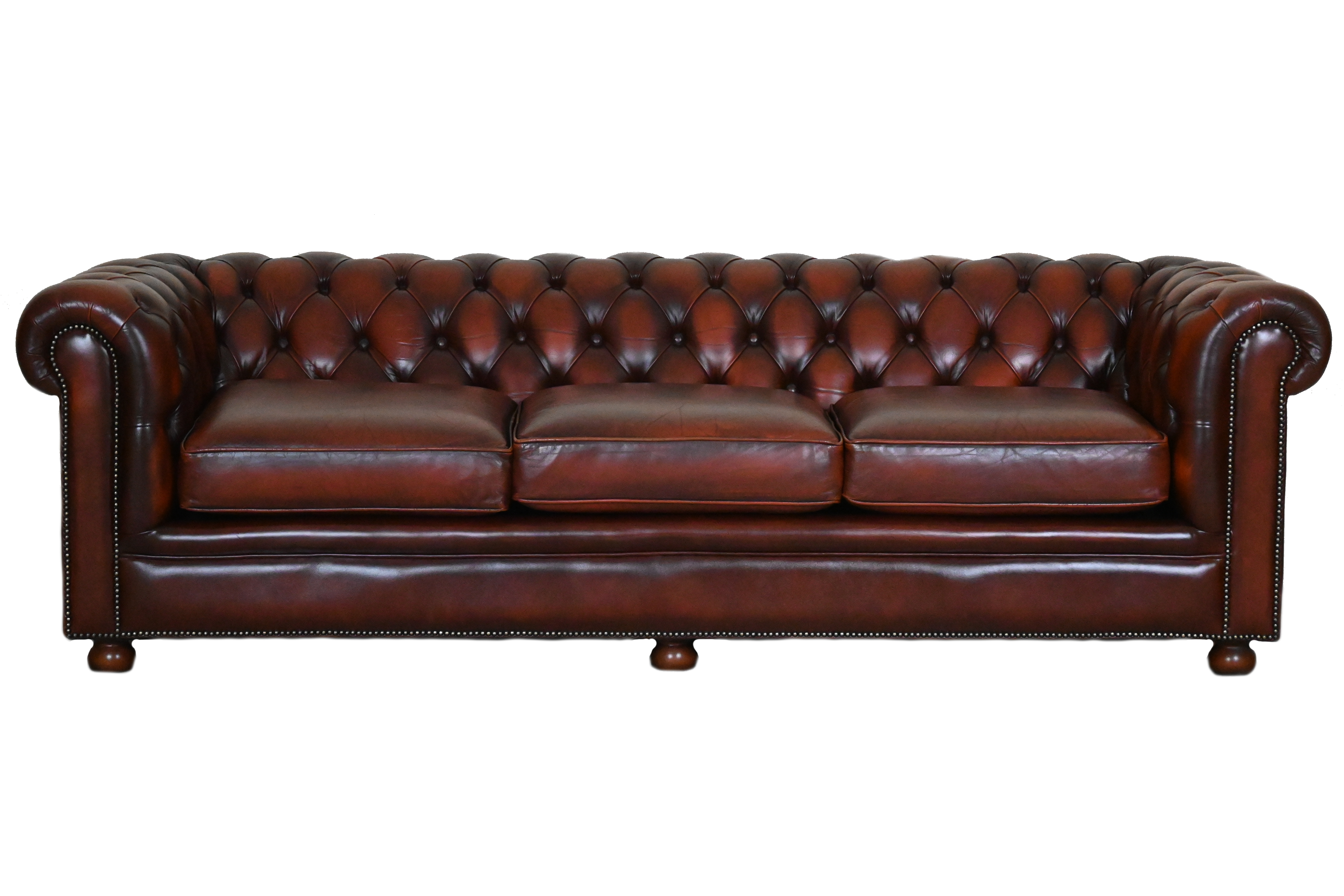 Ontdek deze royale 3½-zits Chesterfield bank met stevige rugleuning en medium zitkussens. Glad afgewerkte frontborder voor een rustige uitstraling. #245170