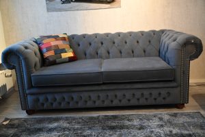 traditionele Engelse  Chesterfield model Tudor 3-zits in stof. Toonkamermodel