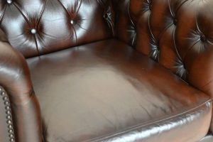 Deze Chesterfield lowback chair biedt een combinatie van tijdloos design en verrassend comfortabel zitcomfort. Met een zachte rugleuning en zitkussen.#214212